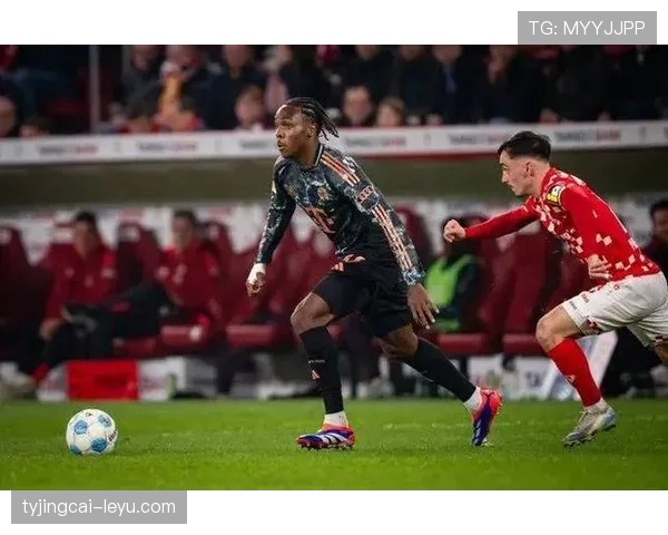 戴维斯与穆西亚拉联袂出战，助球队持续提升竞争力