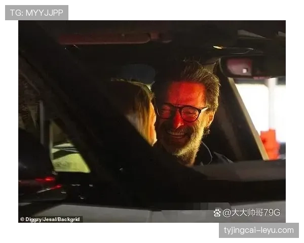 巴洛特利和邻居大妈一起买菜的画面，反差感强得像在刷明星八卦